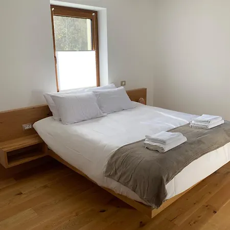 Hisa Nad Izvirom Reke Krke