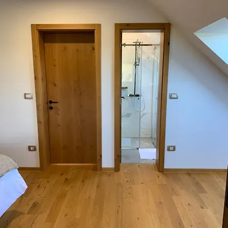 Hisa Nad Izvirom Reke Krke Znojile pri Krki