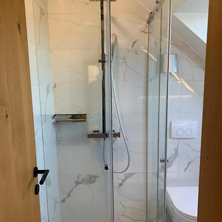 Hisa Nad Izvirom Reke Krke Znojile pri Krki