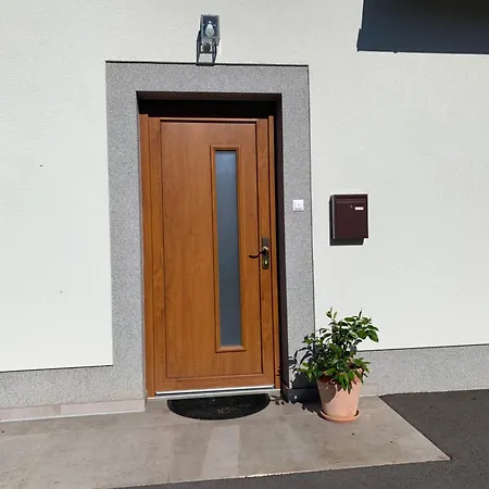 Hisa Nad Izvirom Reke Krke Znojile pri Krki