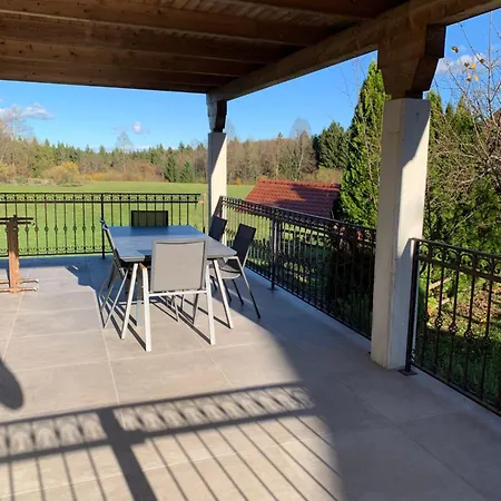 Hisa Nad Izvirom Reke Krke Casa de Férias