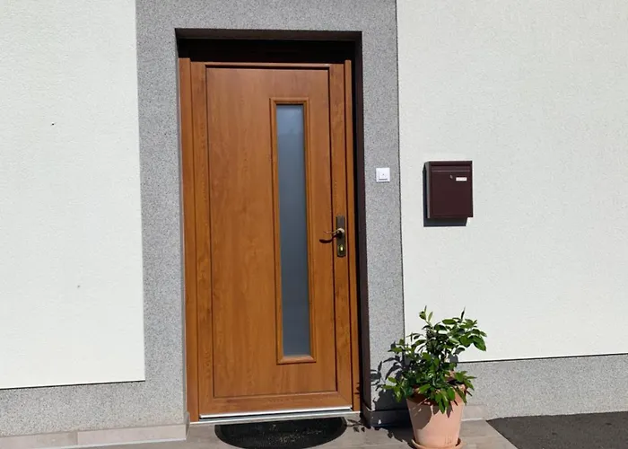 Hisa Nad Izvirom Reke Krke Znojile pri Krki